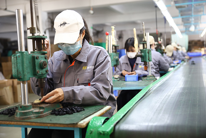 極藝生產線工作場景